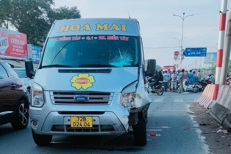 Xe khách Hoa Mai va chạm với mô tô, 3 người thương vong