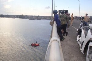 Tìm kiếm cô gái nghi mang theo con nhỏ 4 tuổi nhảy cầu tự tử