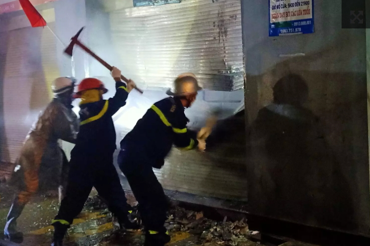 Phá cửa sắt, giải cứu 4 người trong căn nhà bốc cháy ở Hà Nội