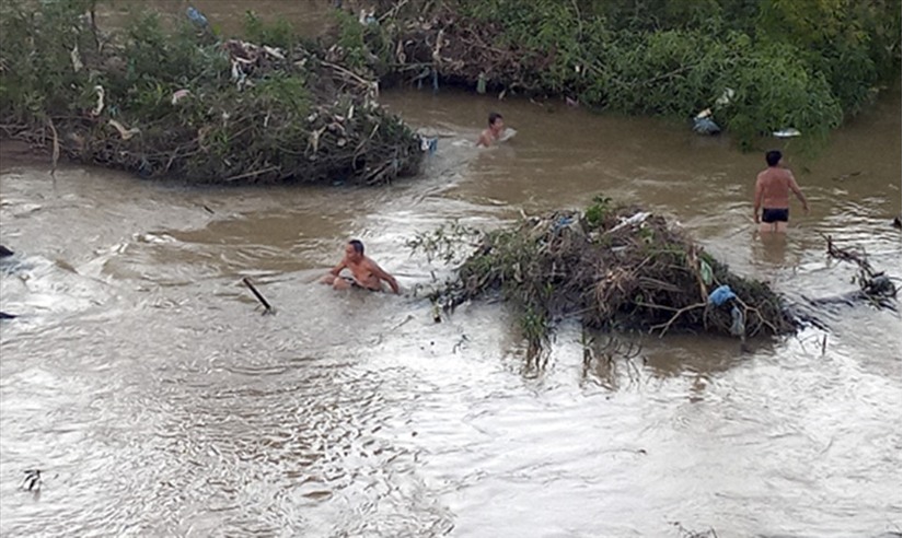 Rủ nhau ra sông chơi, một cháu bé 7 tuổi bị trượt chân đuối nước tử vong