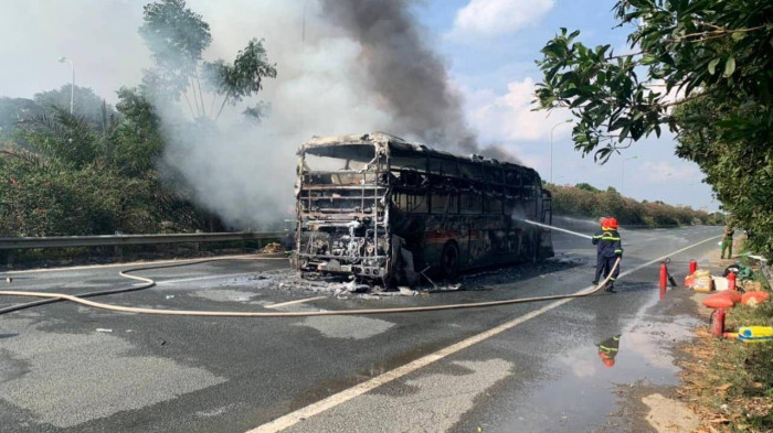 Xe khách biển Phú Thọ bất ngờ bốc cháy dữ dội trên đại lộ Thăng Long