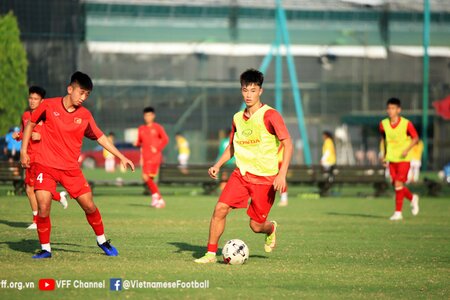 Nhìn U19 Việt Nam, báo Trung Quốc thở dài về đội nhà