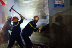 Phá cửa sắt, giải cứu 4 người trong căn nhà bốc cháy ở Hà Nội