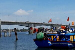 Vụ người mẹ ôm con nhảy cầu Cửa Việt: Tìm thấy thi thể người mẹ 