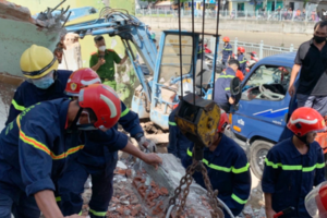 TP.HCM: Sập tường nhà trong lúc tháo dỡ, 2 người thương vong