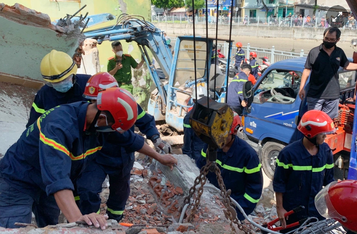 TP.HCM: Sập tường nhà trong lúc tháo dỡ, 2 người thương vong