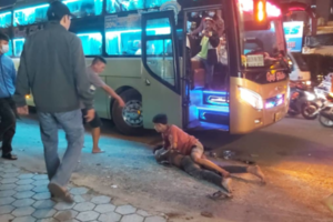 Tài xế xe khách bị đâm gục sau va chạm giao thông trên quốc lộ 1
