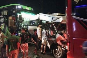 Ô tô 16 chỗ bẹp dúm vì bị kẹp giữa 2 xe khách, 3 người bị thương