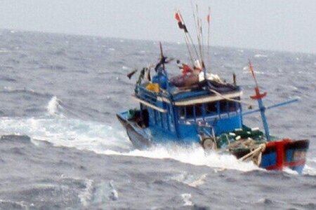 Quảng Trị: Vào bờ tránh trú bão, 2 tàu cá không may bị sóng đánh chìm