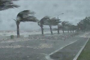 Bão số 1 Chaba gió giật cấp 15, cách Quảng Ninh hơn 400km