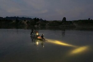 Rủ nhau đi bắt cào cào, hai cháu nhỏ nghi bị đuối nước mất tích