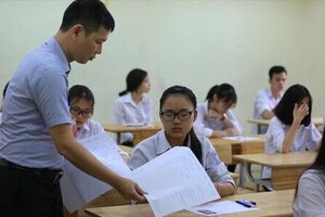 Vận chuyển đề thi, bài thi tốt nghiệp THPT bằng cano trên lòng hồ thủy điện Hòa Bình