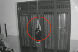 Tên trộm chui cửa thông gió, đu dây như diễn viên xiếc đột nhập nhà dân trộm cắp tài sản