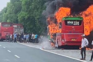 Xe khách giường nằm cháy ngùn ngụt trên cao tốc Cầu Giẽ - Ninh Bình