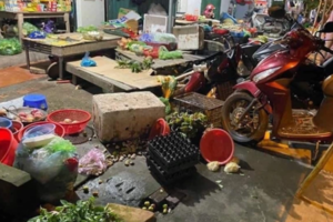Xe máy SH tông nhóm trẻ đi đường, 4 người thương vong