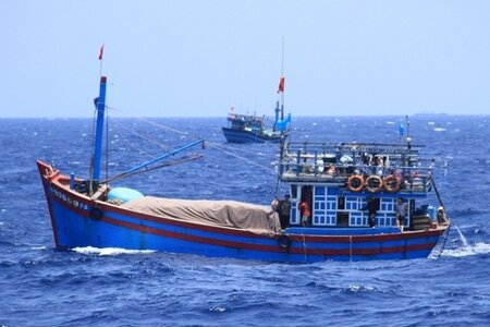 Tim kiếm 18 lao động cùng tàu cá đang mất liên lạc ở vùng biển Phú Quý