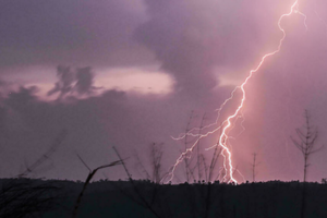 Hai nữ công nhân ở Ninh Bình bị sét đánh tử vong trên đường đi làm 