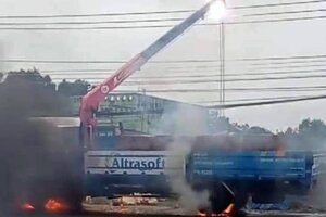 Cà Mau: Xe cẩu vướng vào dây điện, 4 người bị thương
