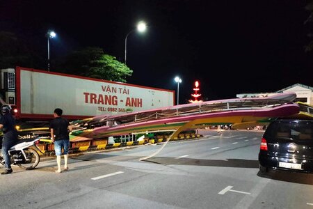 Xe container đâm sập cổng chào khu vực quảng trường 14/10 ở Thái Bình