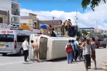 Quảng Trị: Người dân phá kính, giải cứu 14 người Lào trên xe khách bị lật