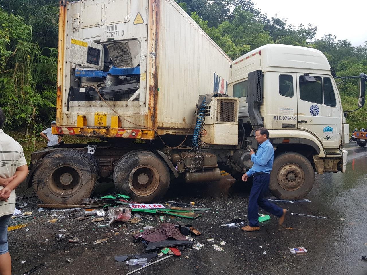 Kon Tum: Xe khách đấu đầu xe container, 4 người thương vong