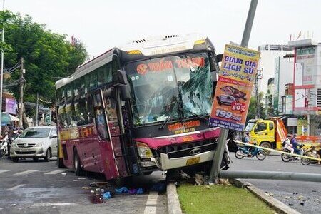 Tránh xe máy qua đường, xe khách chở hơn 40 người lao lên dải phân cách