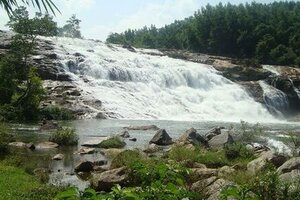 Cô gái trẻ đuối nước thương tâm khi đi tắm thác cùng nhóm bạn