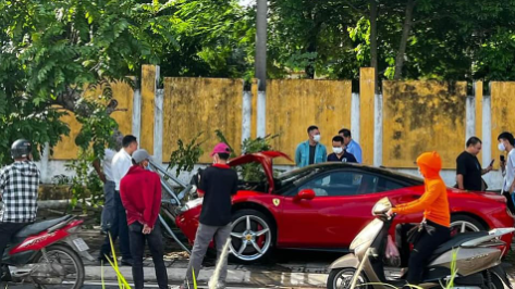 Hà Nội: Siêu xe Ferrari 488 GTB nát đầu sau khi tông đổ gốc cây