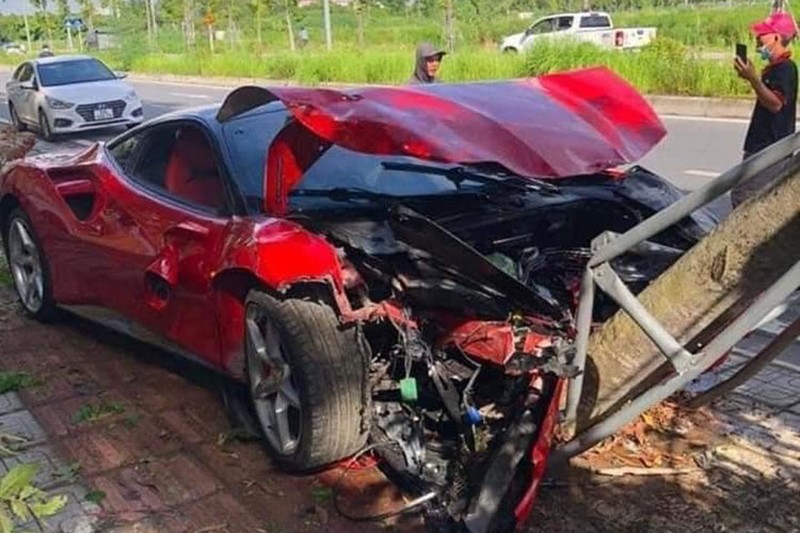 Hà Nội: Siêu xe Ferrari 488 GTB nát đầu sau khi tông đổ gốc cây