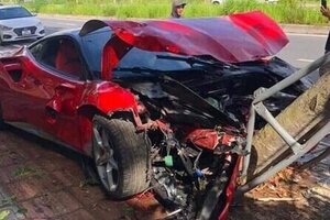 Hà Nội: Siêu xe Ferrari 488 GTB nát đầu sau khi tông đổ gốc cây