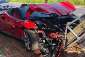 Volvo Hà Nội nói gì khi nhân viên lái siêu xe Ferrari tông vào gốc cây?