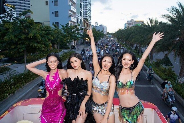 BTC Miss World Vietnam 2022 nói gì khi để thí sinh mặc gợi cảm diễu hành gây tranh cãi