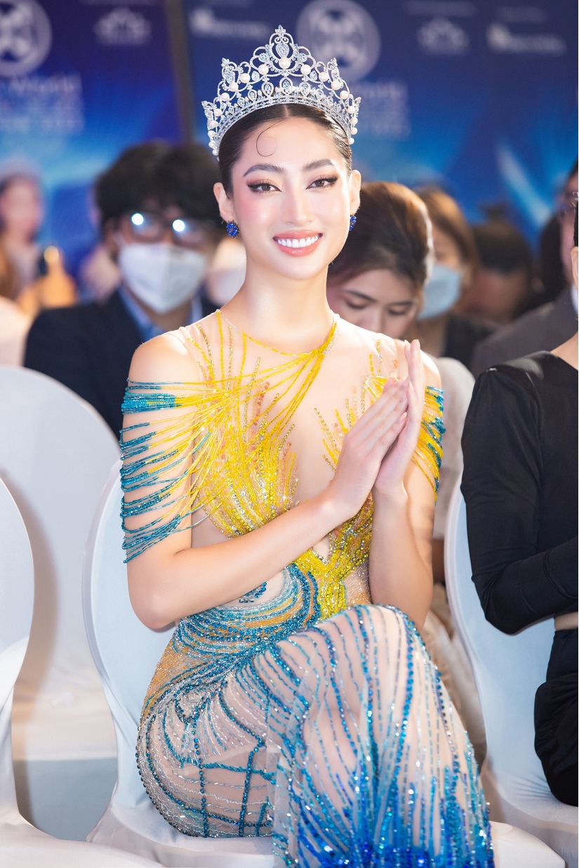 Hoa hậu Lương Thùy Linh tốt nghiệp Đại học Ngoại thương loại xuất sắc