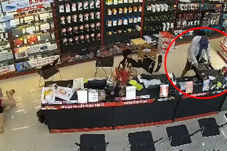 Liều lĩnh xông vào cửa hàng điện thoại, tấn công nhân viên cướp tiền giữa ban ngày