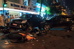 Xe Santafe tông liên hoàn loạt xe máy và ô tô trên phố, nhiều người thương vong