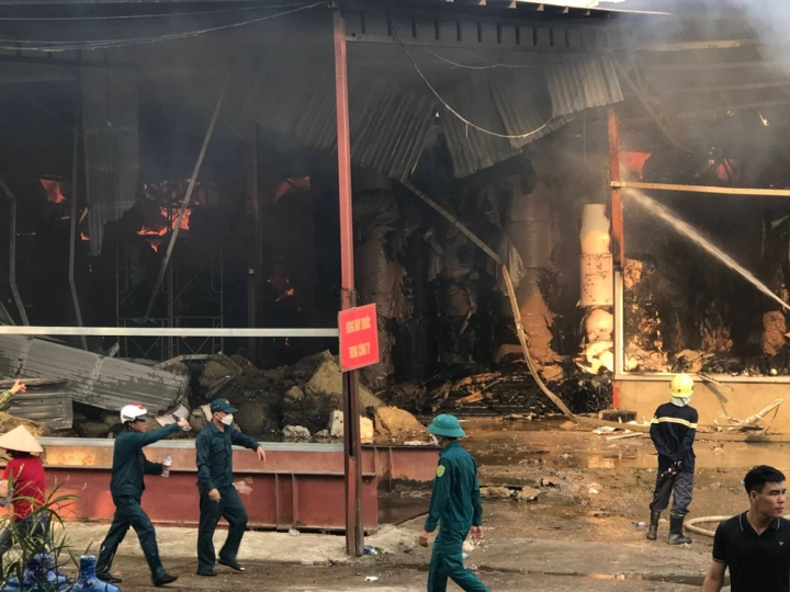 Phú Thọ: Cháy lớn nhiều giờ tại Công ty cổ phần giấy Lửa Việt rộng 2.000 m2 
