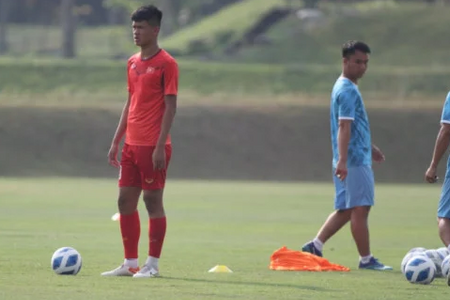 U16 Singapore kinh ngạc trước chiều cao 'khủng' của trung vệ U16 Việt Nam