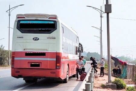 Dừng, đỗ xe và trả khách sai quy định, nhiều tài xế bị phạt gần 150 triệu đồng