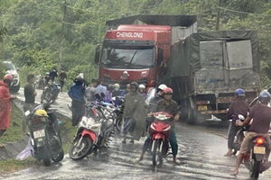 Quảng Ninh: Container tông xe tải chở axit, 2 tài xế bị bỏng nặng