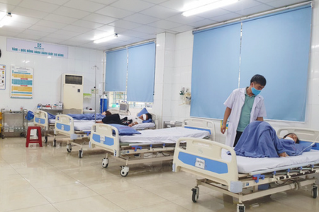 Hơn 20 du khách Hà Nội phải nhập viện cấp cứu tại Đà Nẵng, nghi ngộ độc thực phẩm