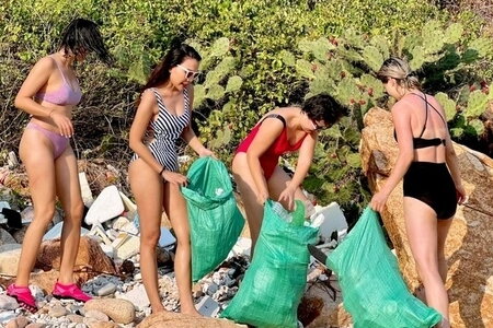 Sở VH-TT&DL Ninh Thuận nói gì về việc nhóm du khách mặc bikini nhặt rác ở bãi biển?