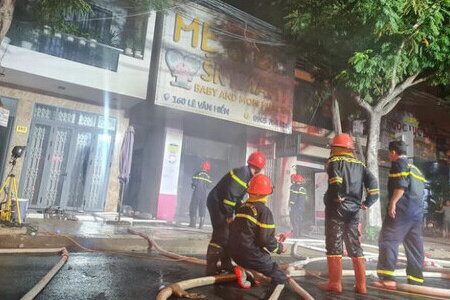 Đà Nẵng: Nhiều người tháo chạy khỏi siêu thị đang bốc cháy