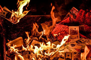 Công an Hà Nội khuyến cáo nguy cơ cháy nổ do thắp hương thờ cúng, đốt vàng mã 