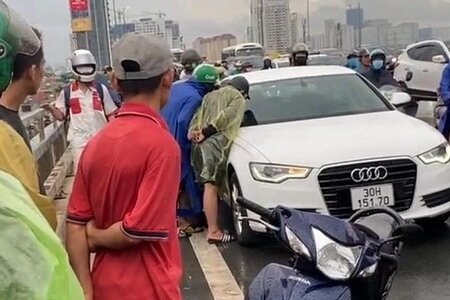 Danh tính người đàn ông lái xe Audi, nhảy xuống cầu Nhật Tân tự tử