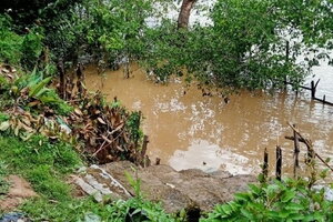 Ra mé sông gần nhà chơi, 2 chị em đuối nước thương tâm