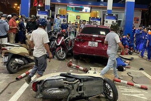 Hà Nội: Ô tô 4 chỗ lao vào cây xăng trên đường Láng, 8 người bị thương