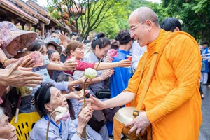 Quảng Ninh yêu cầu chùa Ba Vàng gỡ clip sớt bát cúng dường nhận tiền gây phản cảm