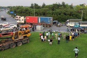 Hà Nội: Xe tải cẩu gây tai nạn liên hoàn, một người tử vong thương tâm