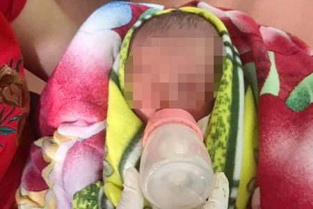 Nghệ An: Phát hiện bé sơ sinh chưa cắt dây rốn bị bỏ rơi dưới gốc cây
