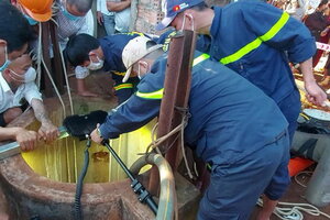 Phát hiện thi thể bố và con trai 2 tuổi dưới giếng nước của gia đình